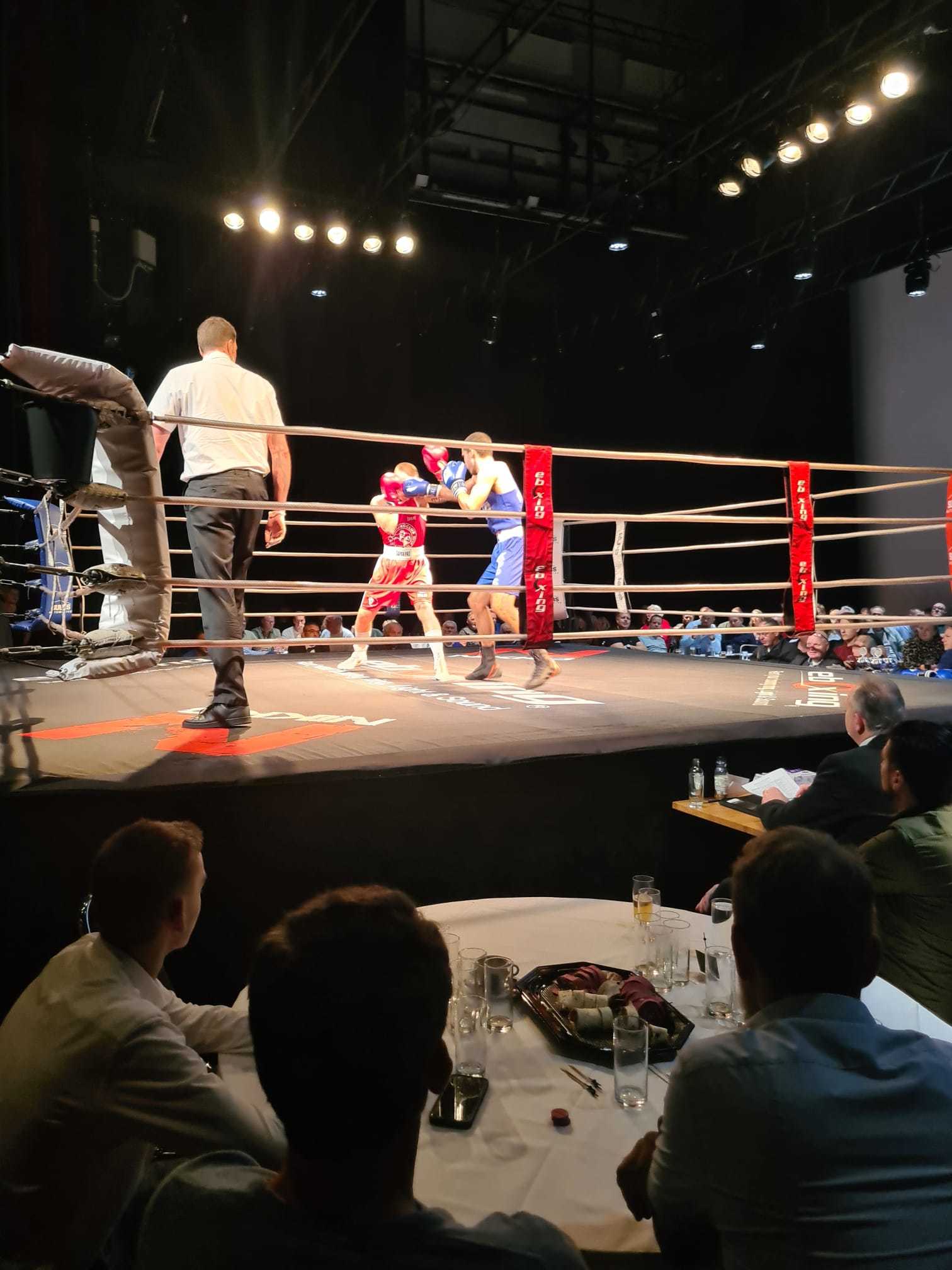 Geslaagde boksavond in het theater Alphen aan den Rijn