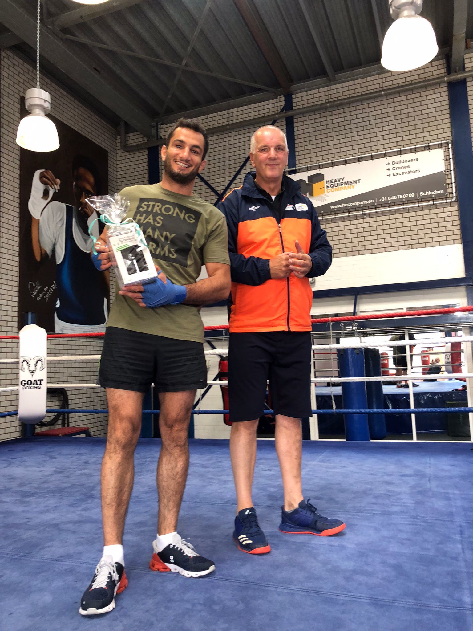 MMA wereldkampioen trekt voor de verandering eens bokshandschoenen aan