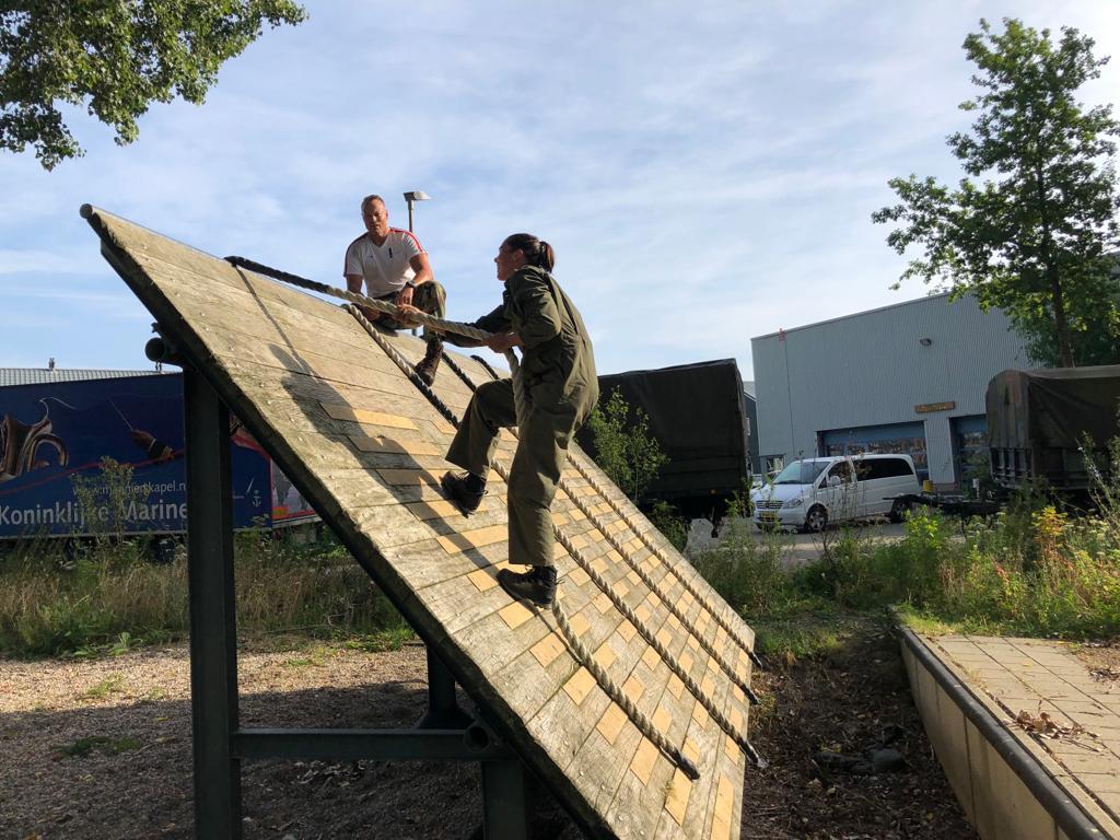 Nouchka Fontijn bereidt zich voor bij het Korps Mariniers in Rotterdam