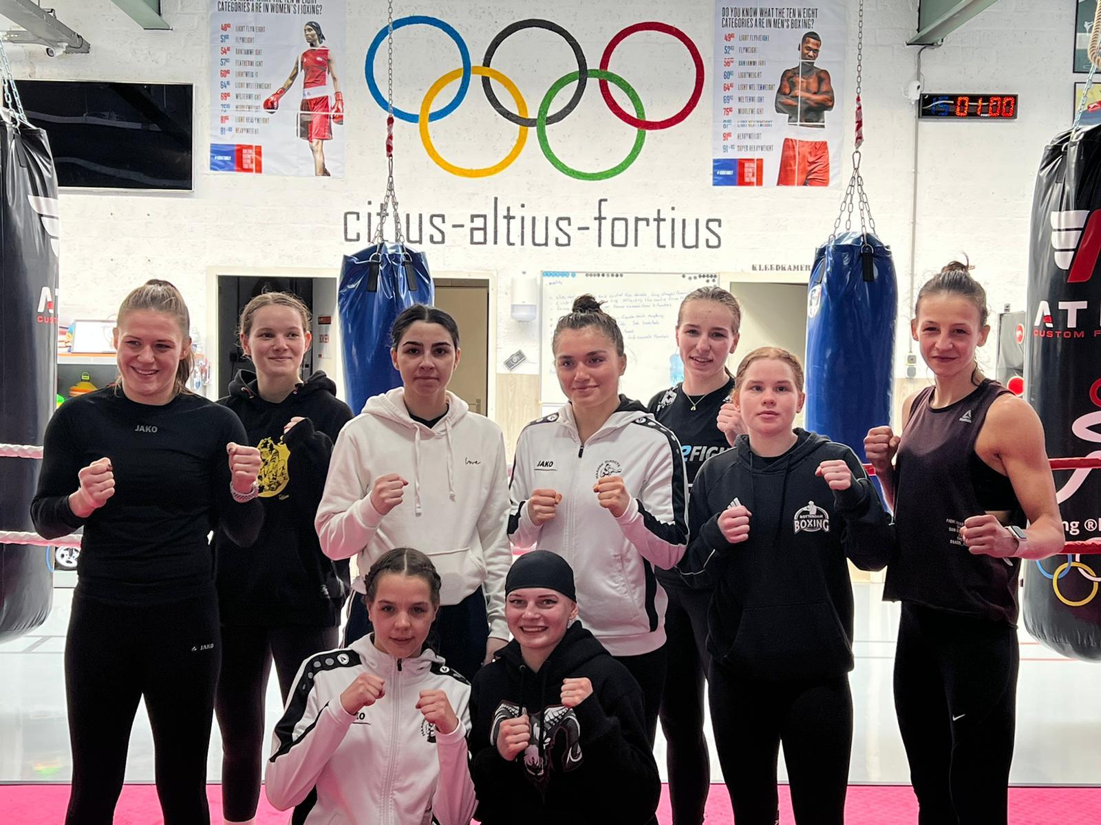 Dames en eigen trainers werken gezamenlijk aan voorbereidingen