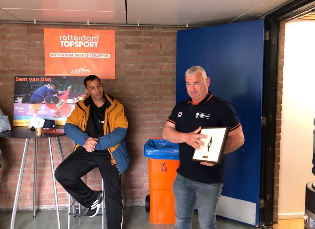 Abdul Fkiri bedankt als coach door NOC*NSF