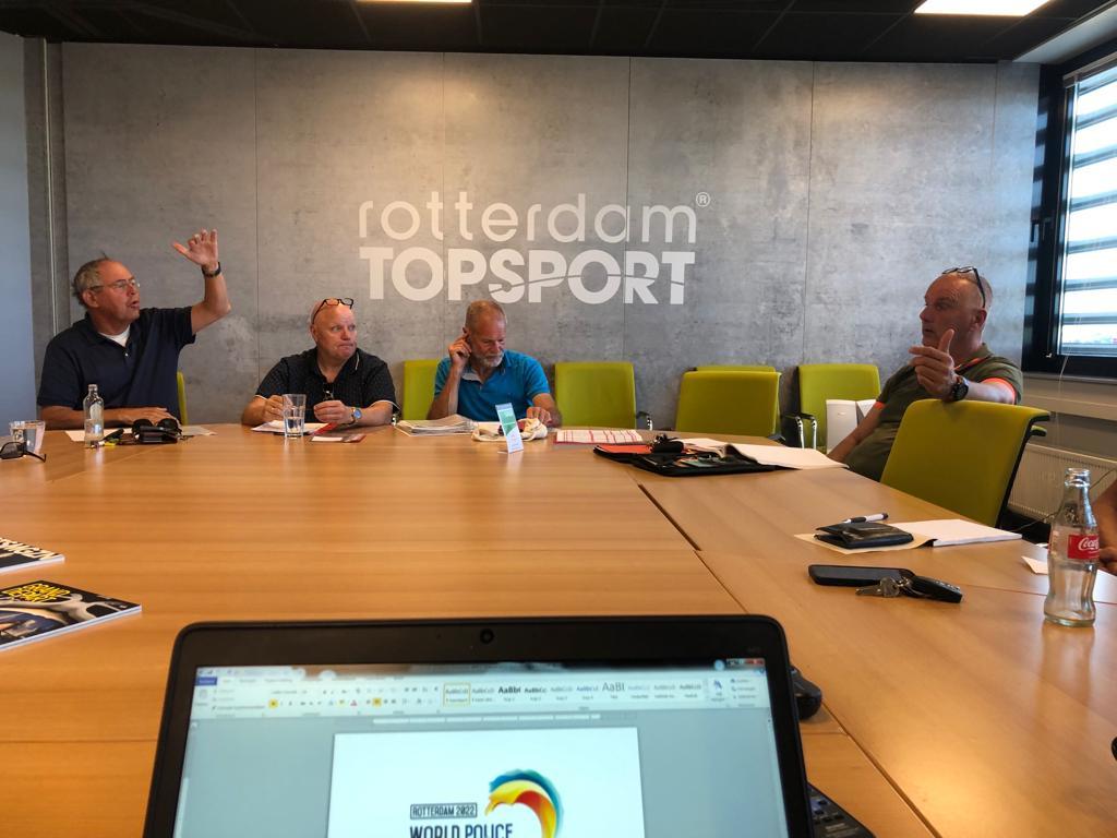Officials krijgen een update van de WPFG
