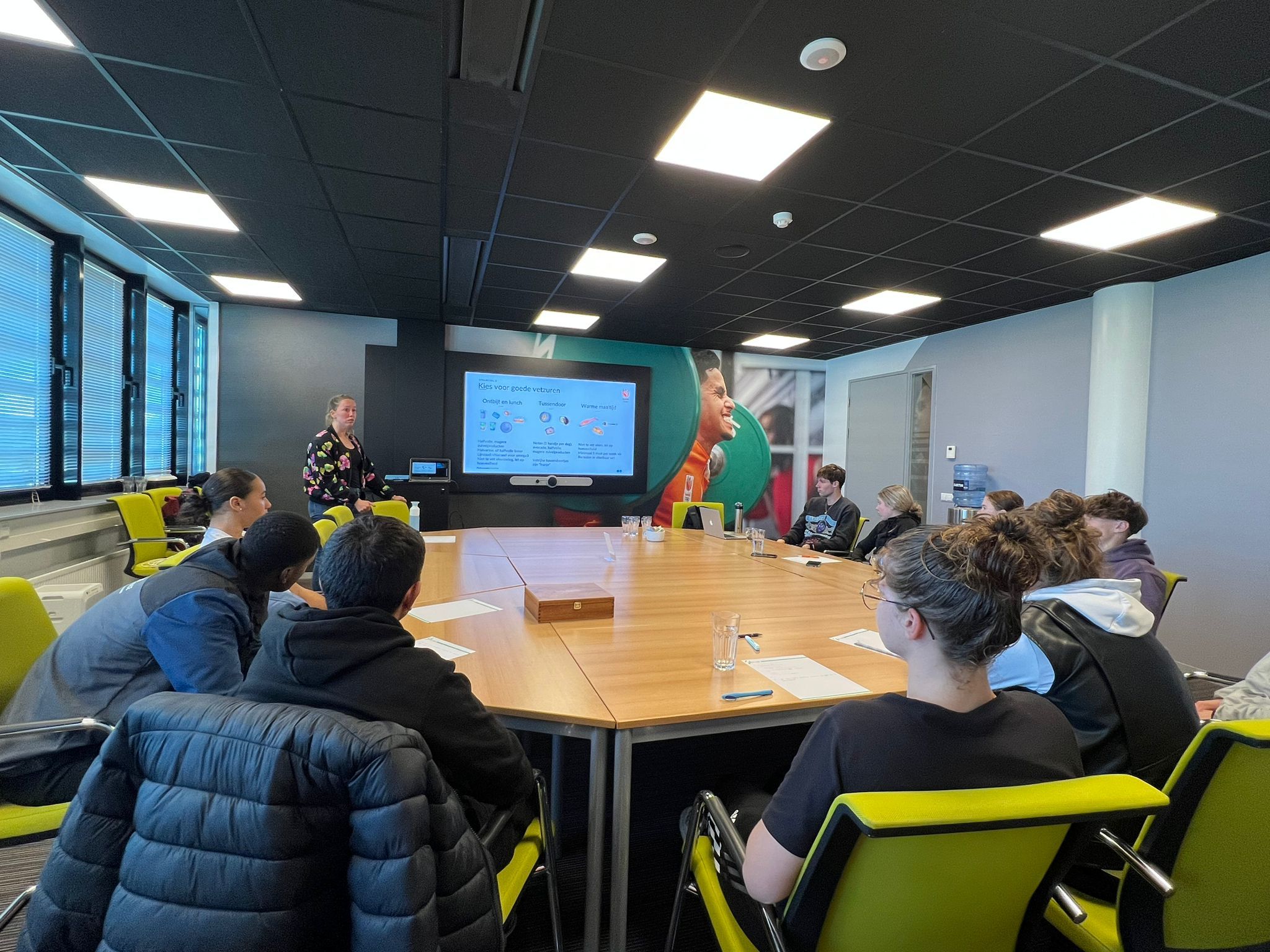 Talenten verbreden hun kennis tijdens workshop Sportvoeding