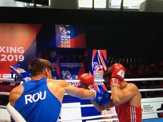 Artjom verliest met split decision van Roemenië op WK