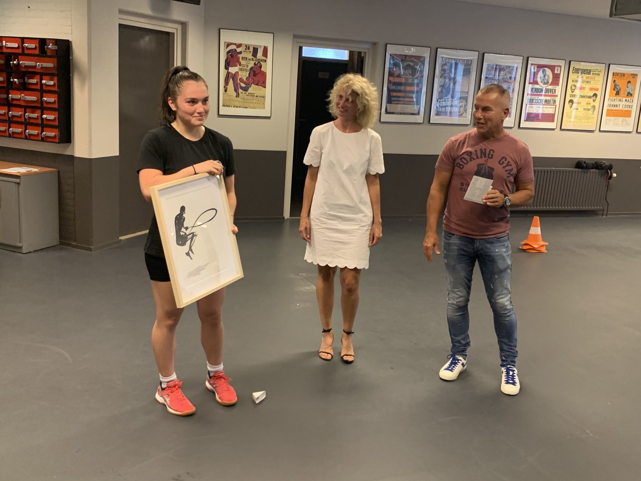 Luna Beeloo ontvangt haar kunstwerk